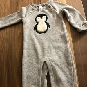 New w/o tags, one piece unisex 18months